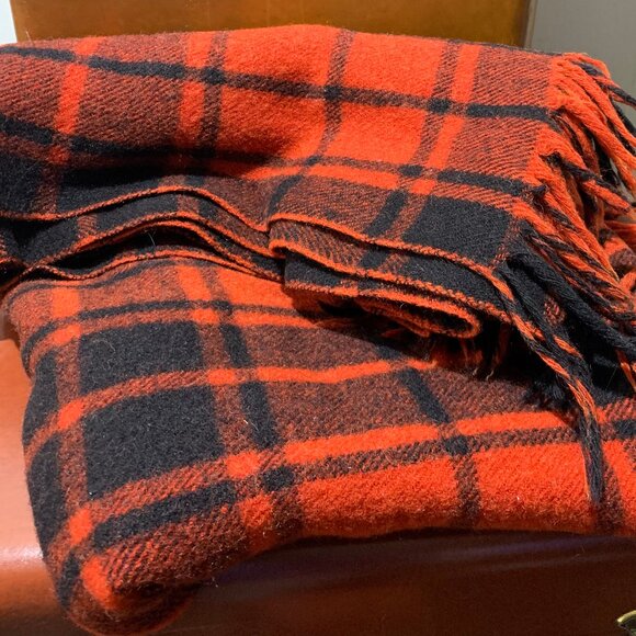 VINTAGE SOFT WOOL RED & BLACK PLAID FRINGE BLANKET THROWS - Picture 2 of 9